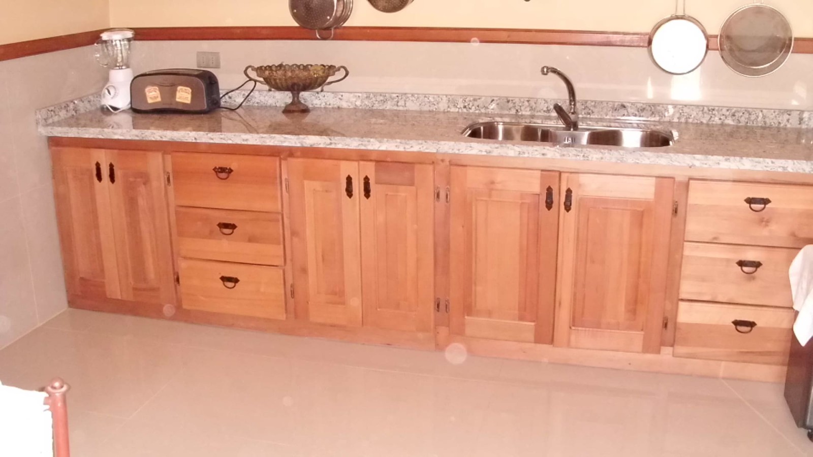 Vanitorios y muebles de cocina en madera y piedra